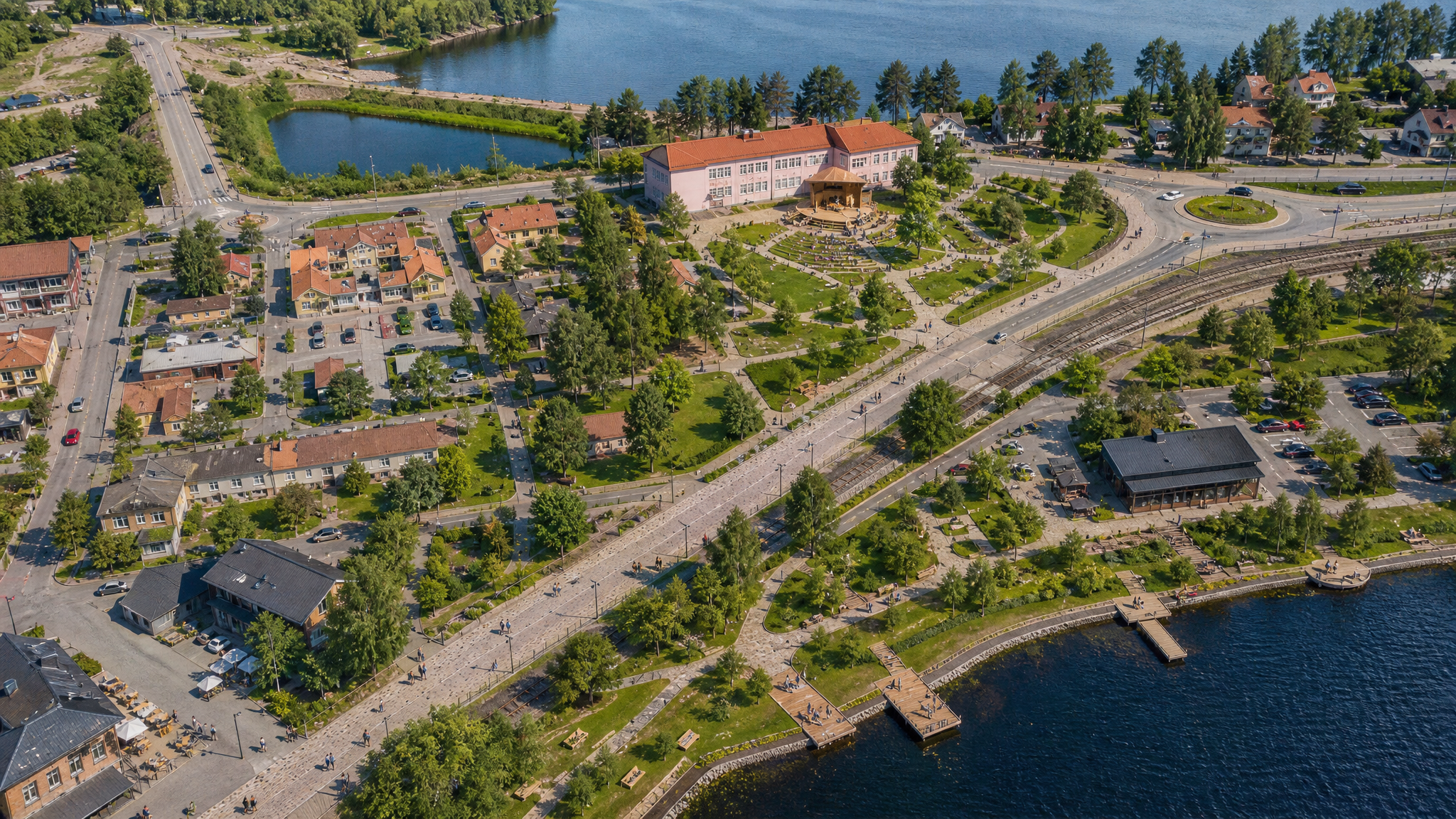 Visionsbild av Kulturhubben i Mora med grön kulturpark, utomhusscen vid det rosa huset, en upplyst promenad mot Kajen samt sittplatser och flytbryggor vid Siljan.