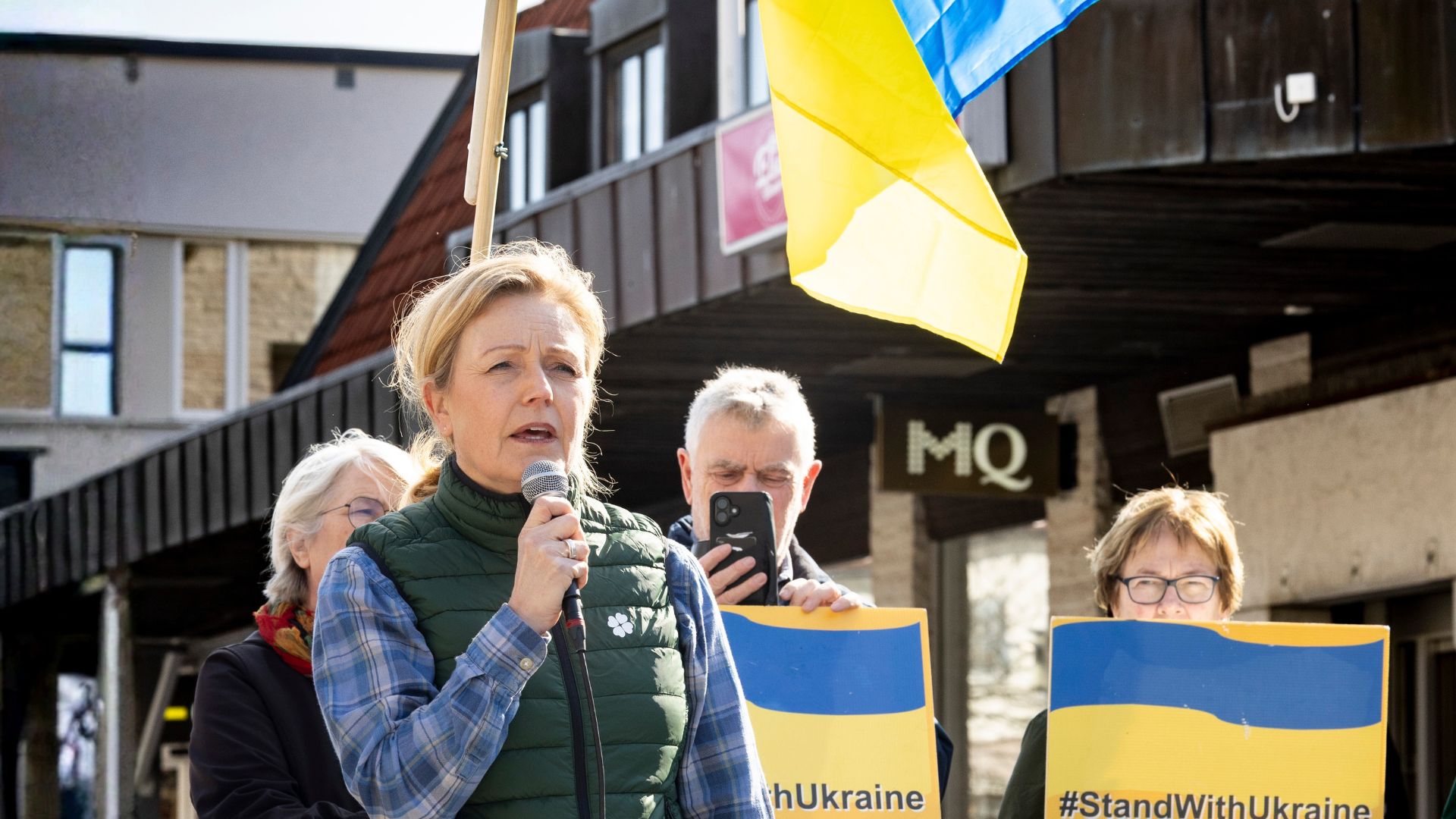 Elisabeth Thand Ringqvist håller tal för ett fritt Ukraina