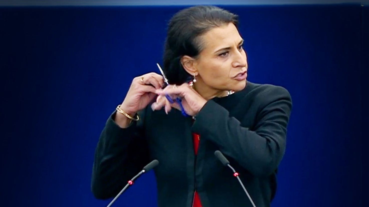Abir Al Sahlani klipper av sitt hår i Europaparlamentet, för att markera sitt stöd till Irans förtryckta kvinnor.