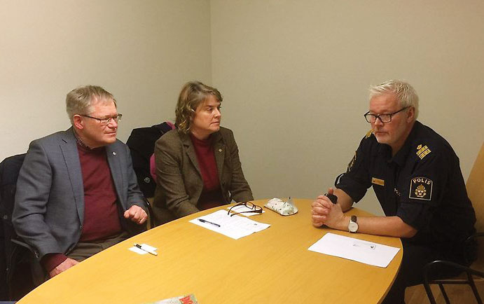 Per-Ingvar Johnsson (C), riksdagsledamot och Birte Sandberg (C), gruppledare i Region Skåne samtalar med Göran Svensson, kommunpolis i Kristianstad.
