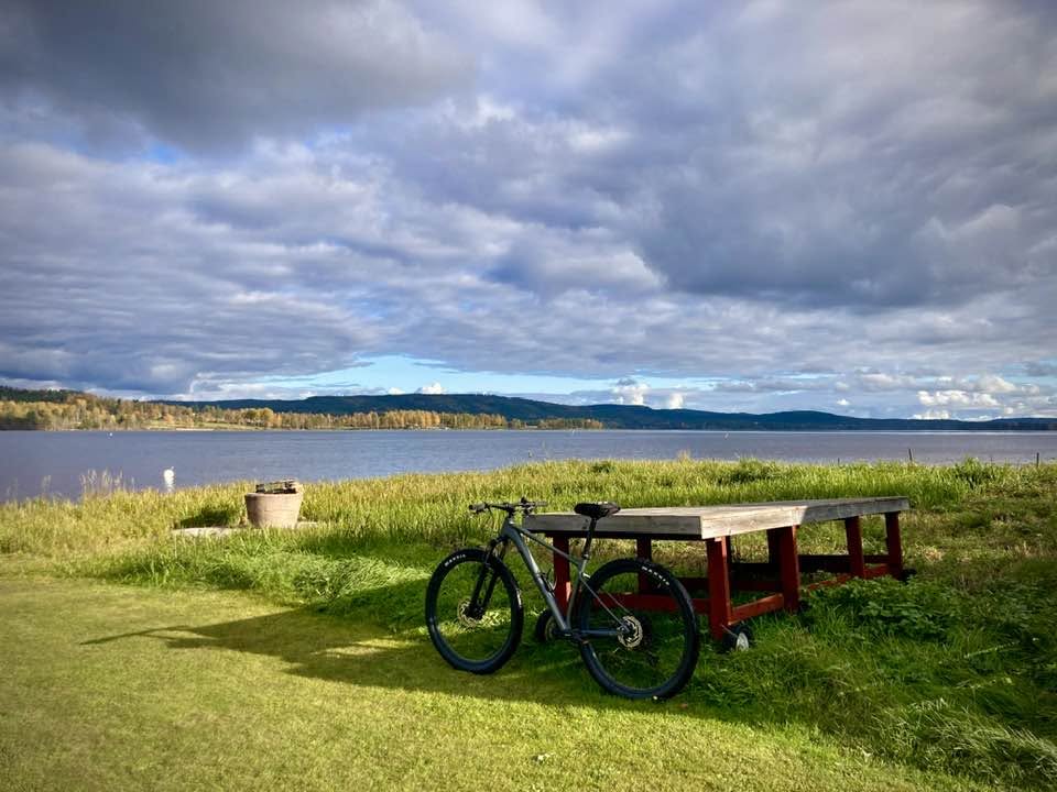 bild på vatten och cykel