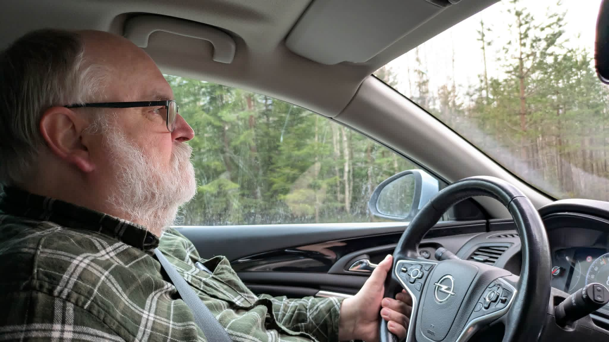 Håkan Andersson sitter bakom ratten i en Opel och blickar framåt.