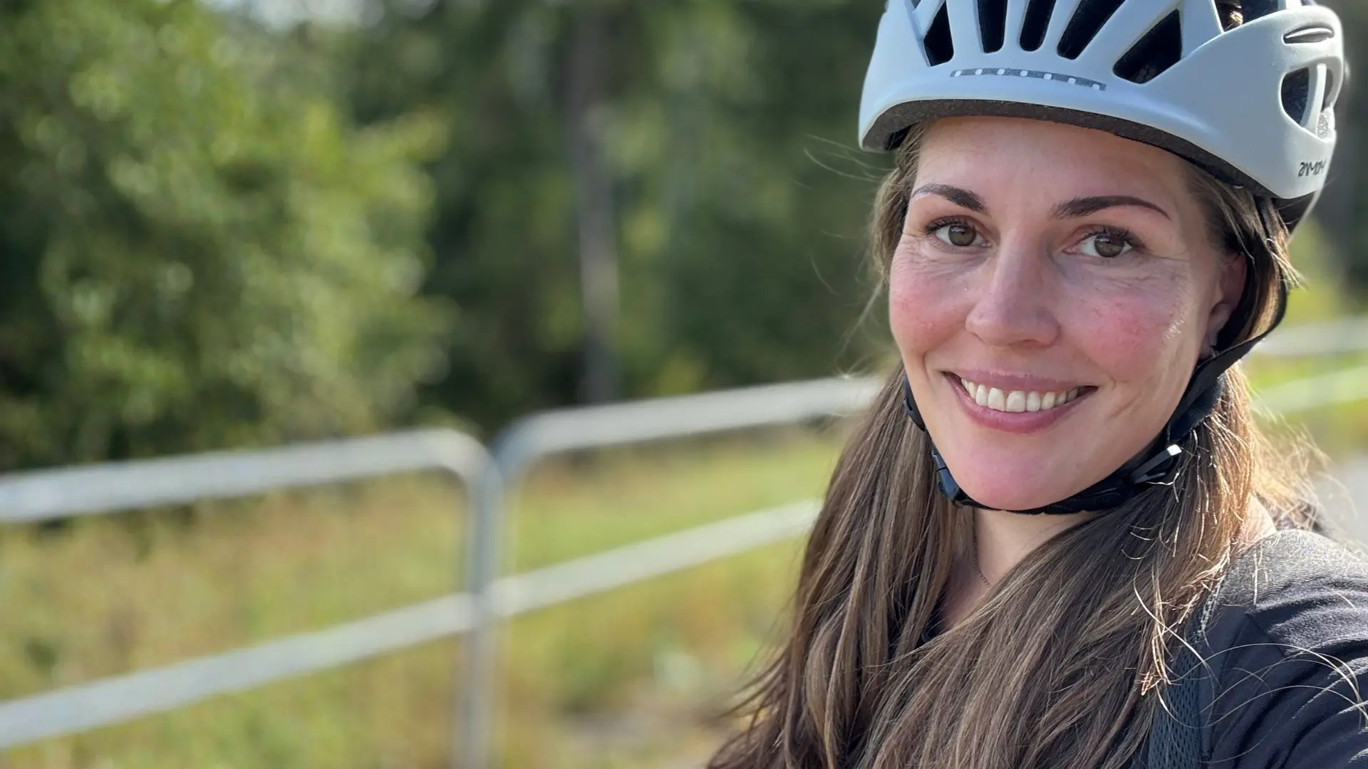 Wictoria Berglund med cykelhjälm vid en gång- och cykelväg i Salem.