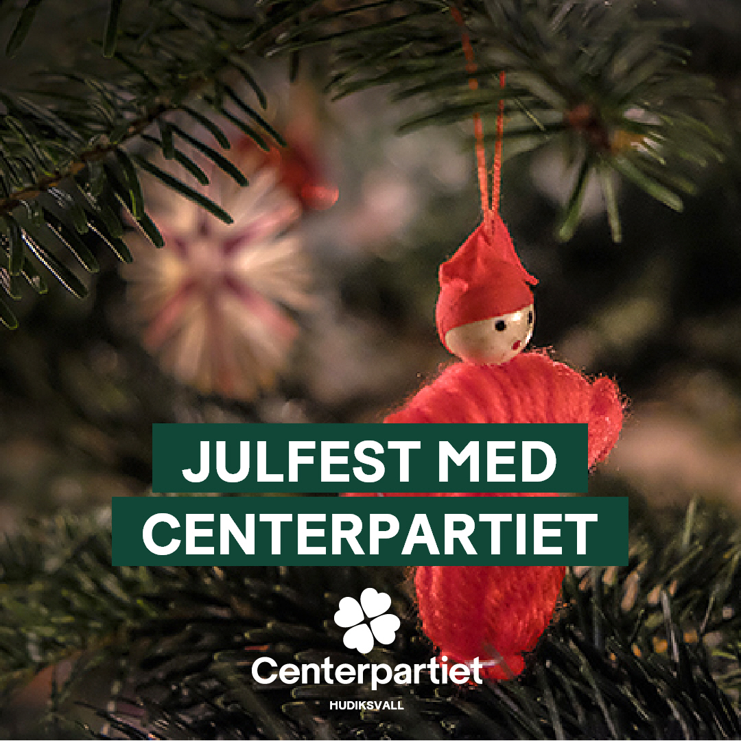 Bild på gran med ljus och kulor