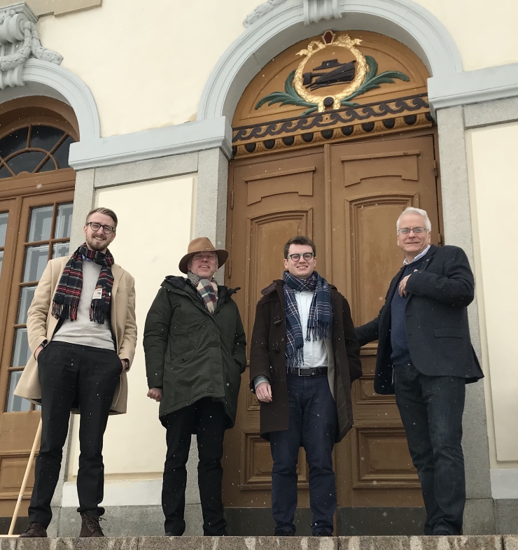 Prefekt Staffan Enhag (längst till höger) tar emot Fredrik, Simon och Lars vid Skogsmästarskolan.