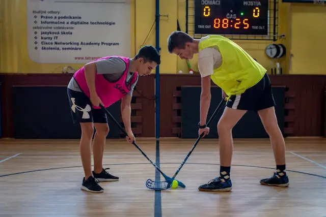 Två pojkar som spelar innebandy