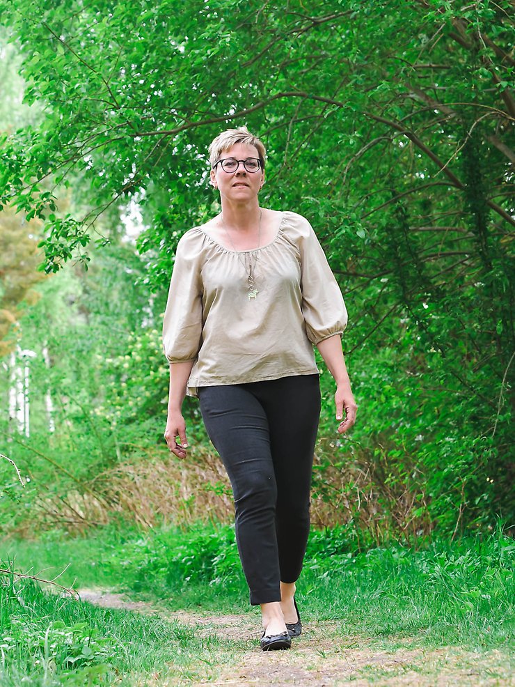 Jenny Drugge går emot kameran