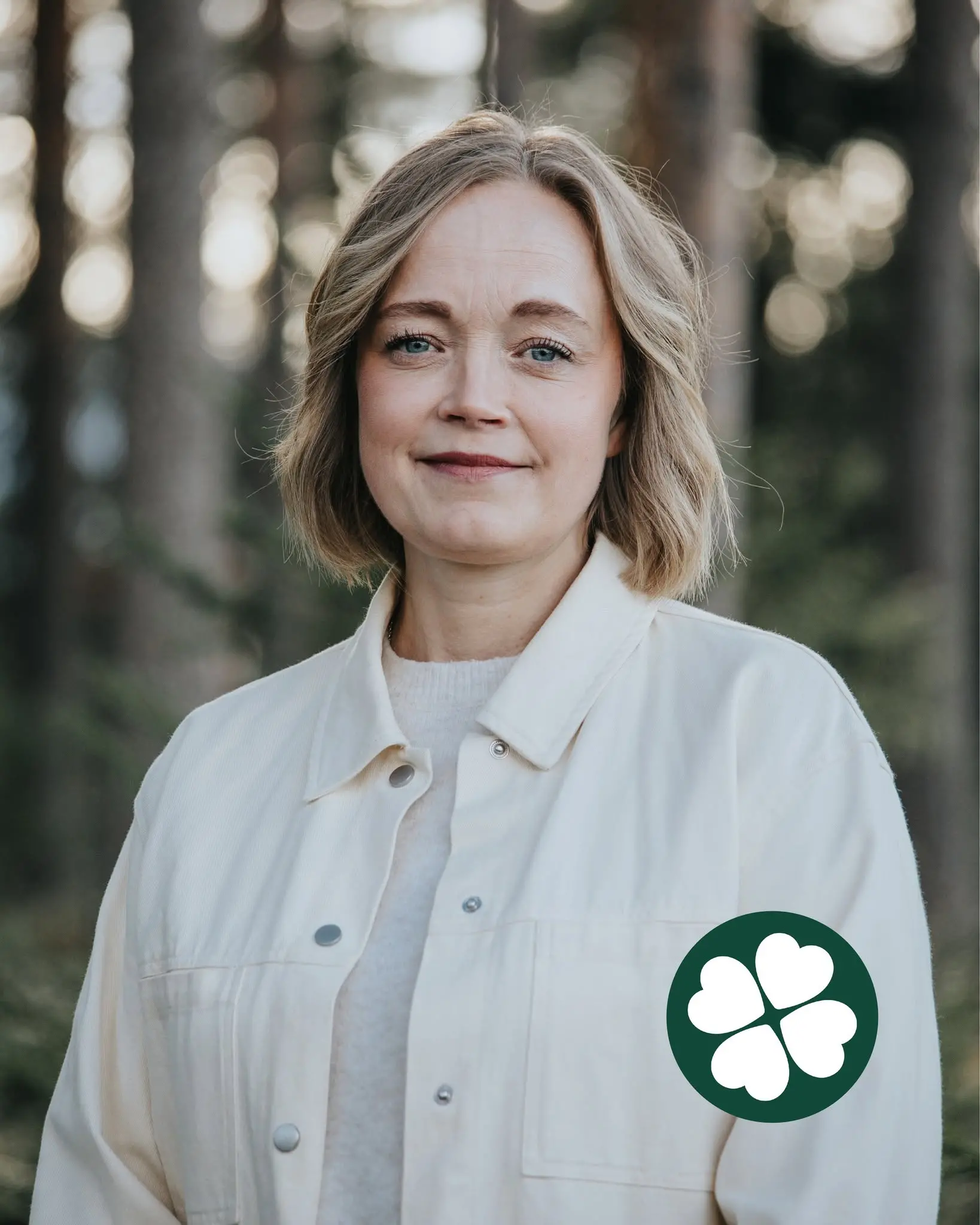 Matilda Lundberg i profil med tallar i bakgrunden och Centerklöver nere till höger i bild.