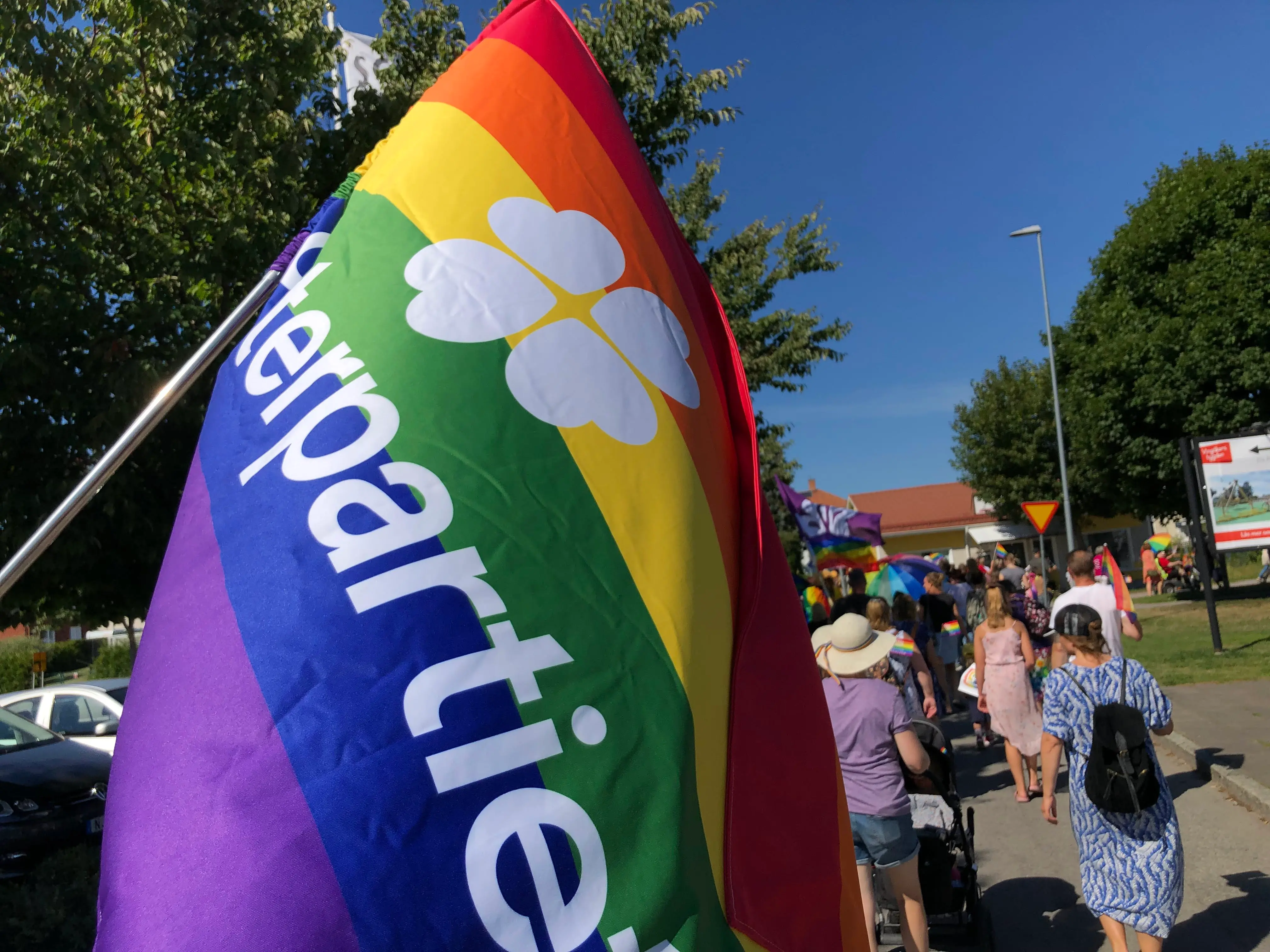 Prideflagga med Centerpartiets logotype