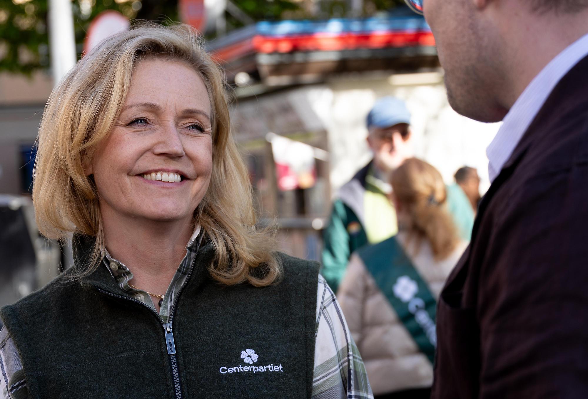 Centerpartiets partiledare Elisabeth Thand Ringqvist möter väljare vid en kampanj i Västerås