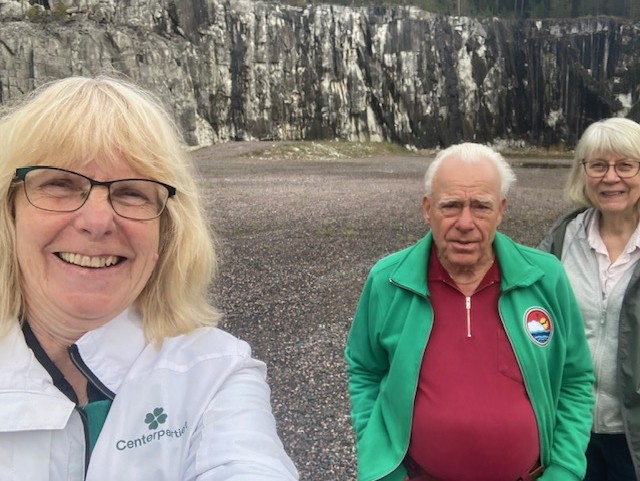 Inger Fredriksson, Bertil Carlsson och Ann-Charlotte Olsson står bakom förslaget att möjligheten att ta körkort ska införas i vård- och omsorgsprogrammet i Katrineholm.