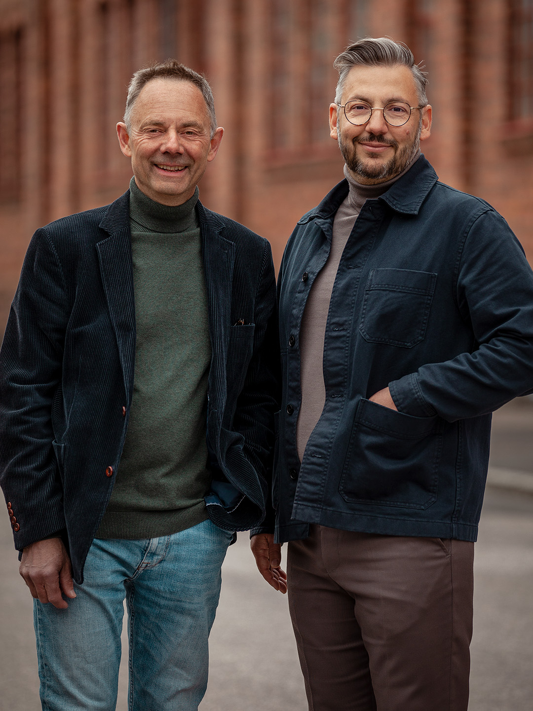 Lars Vikinge och Muharrem Demirok tillsammans framför tegelvägg