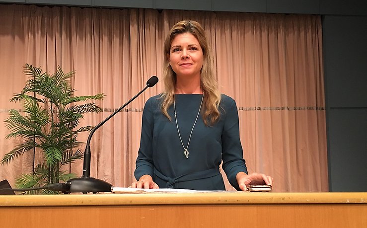 Sofia Jarl i talarstolen.
