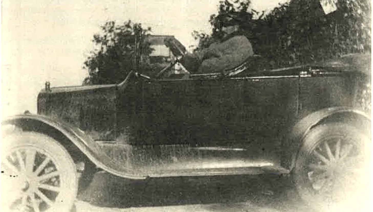 Svartvit bild på Emil Hedström i sin bil 1924.