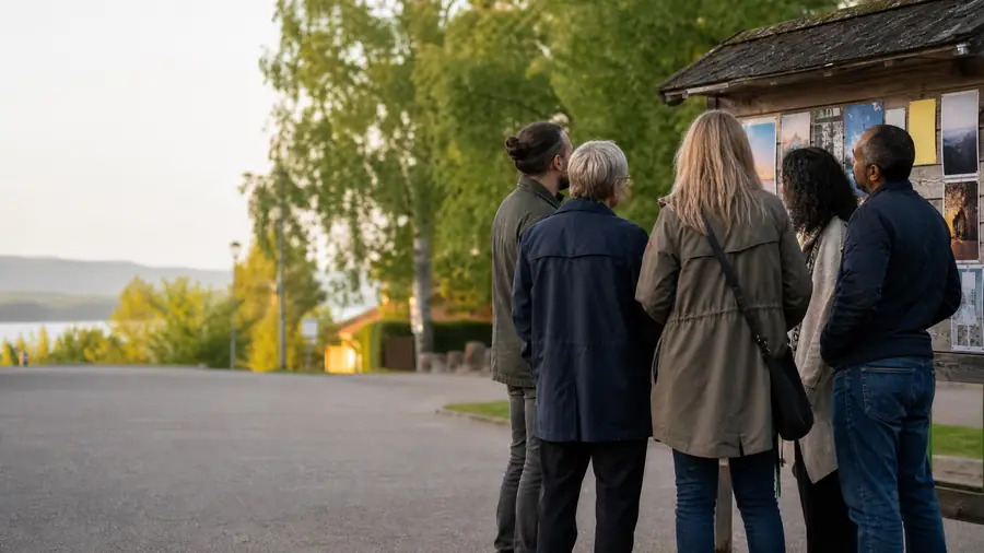 Morabor i samtal vid en anslagstavla â lokalt engagemang och delaktighet i Mora.