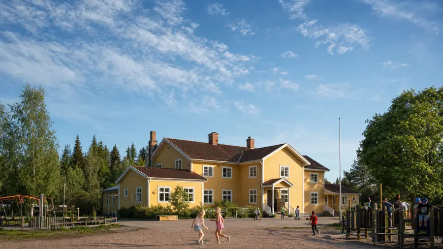 Barn leker på skolgård vid en mindre skola i Mora med trygg och lugn miljö.