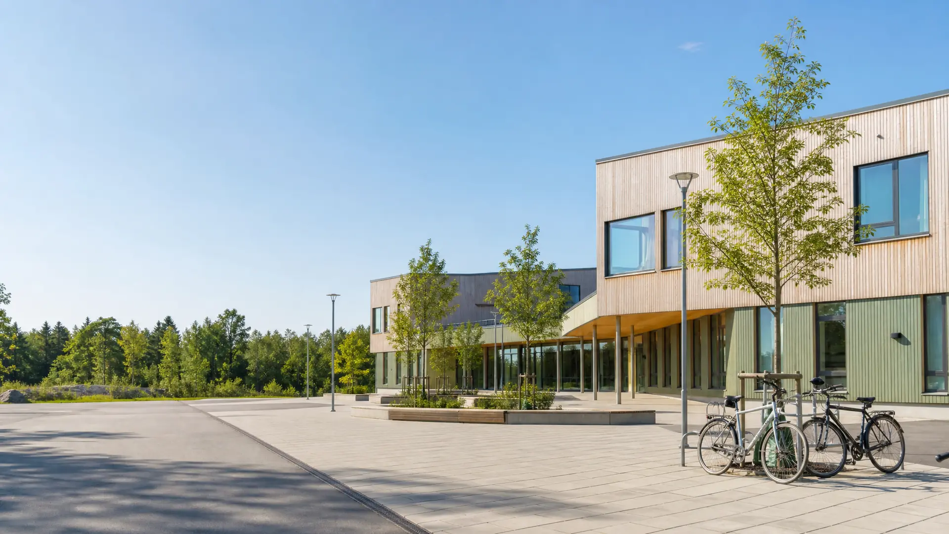 Välskött grusväg på Moras landsbygd med röda hus, gröna fält och skog i bakgrunden.