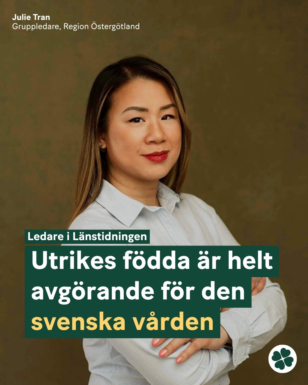 Julie Tran i skjorta med textens rubrik