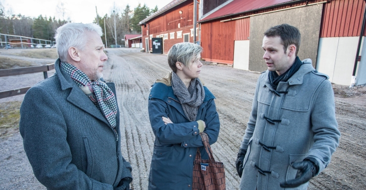 Bild på Lars Kallsäby, Madelene Ericsson och Rickard Nordin vid besöket på Kungsörs ridklubb.