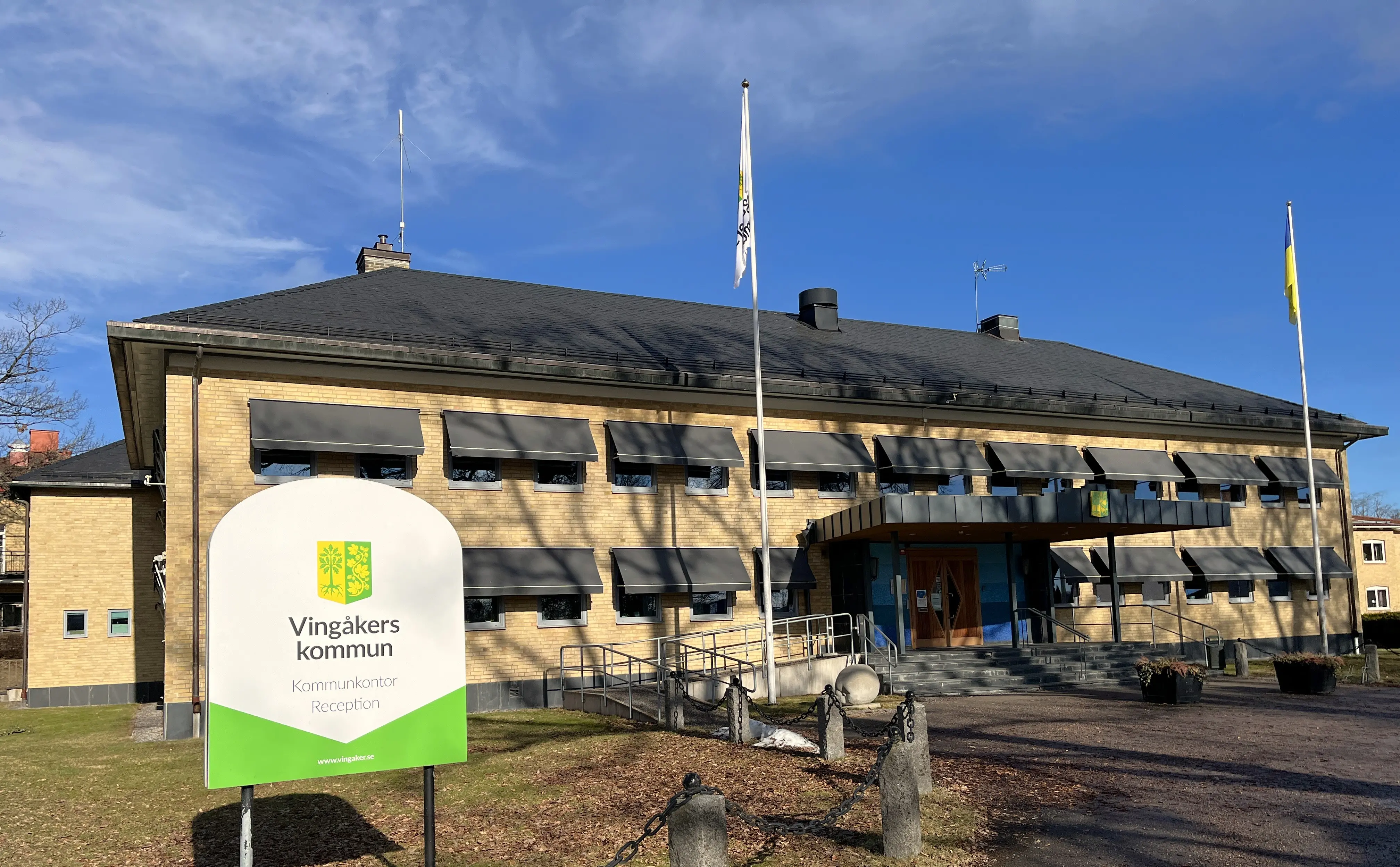 Vingåkers kommunhus - ett gult tegelhus i två våningar.