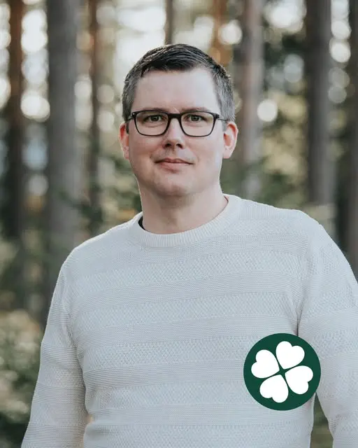 Erik Fastevik i profil med tallar i bakgrunden och Centerklöver nere till höger i bild.