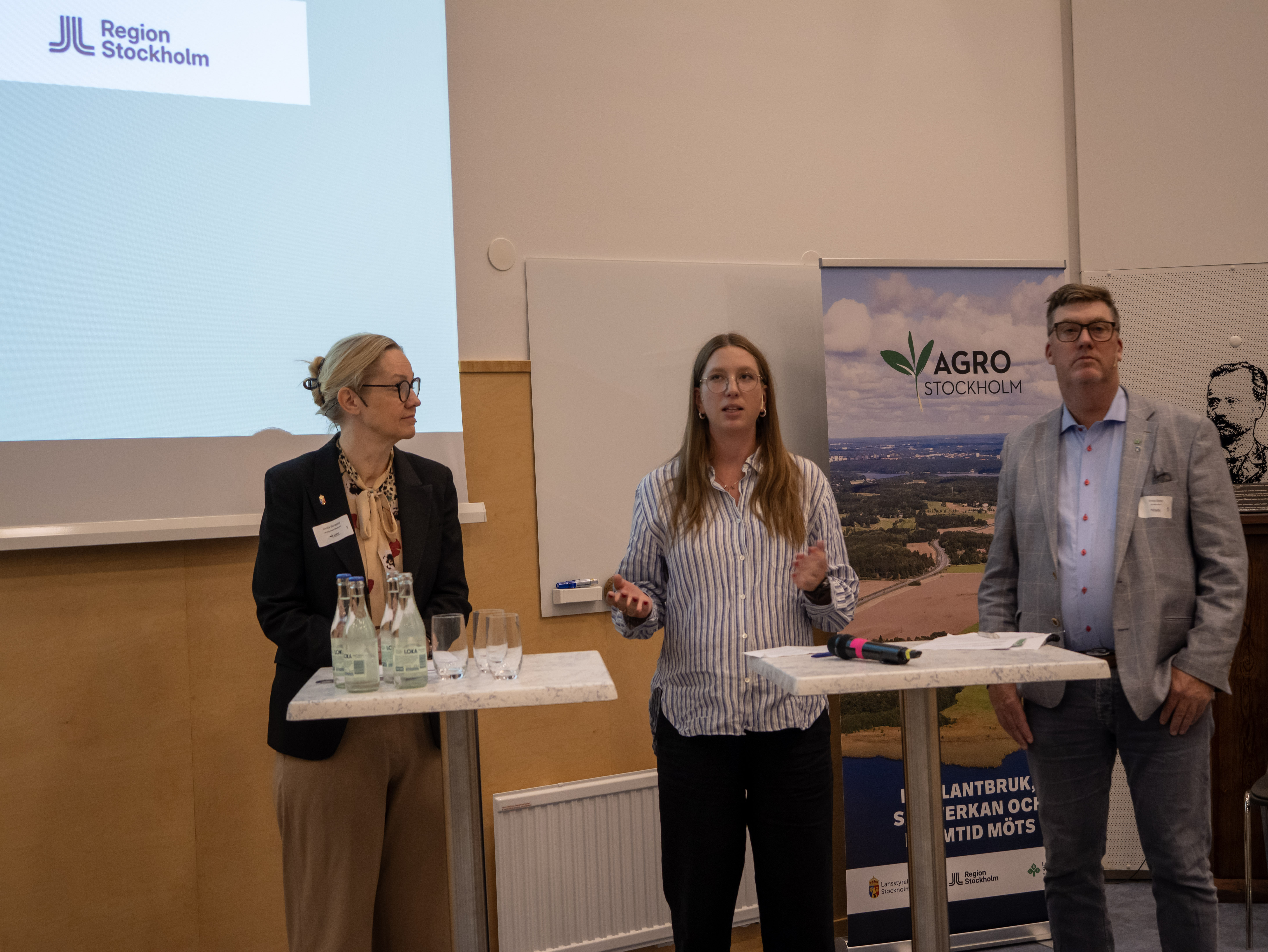 Märta Martin-Granlund (C), klimat-, infrastruktur- och skärgårdsregionråd inledningstalar tillsammans med Cecilia Skingsley, Landshövding och Tomas Olsson, ordförande LRF Mälardalen