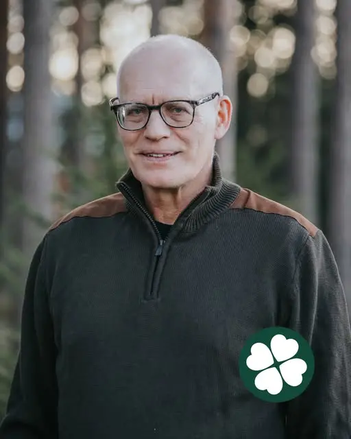Johan Hedvall i profil med tallar i bakgrunden och Centerklövern nere till höger i bild.