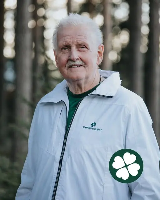 Tommy Bingebo i profil med tallar i bakgrunden och Centerklövern nere till höger i bild.