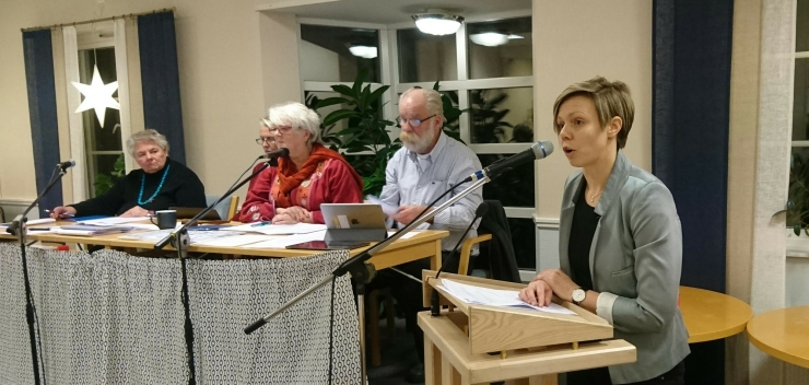 Oppositionsrådet Madelene Ericsson anför alliansens budgetförslag.