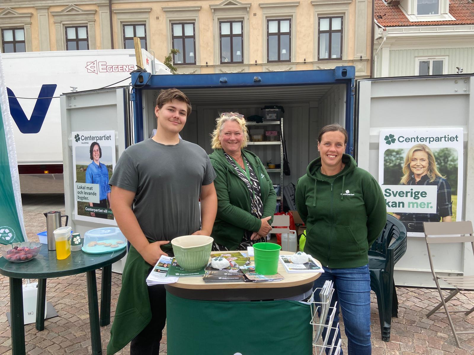 Oscar, Wanja och Sofia är några av dem du kan träffa i valstugan.