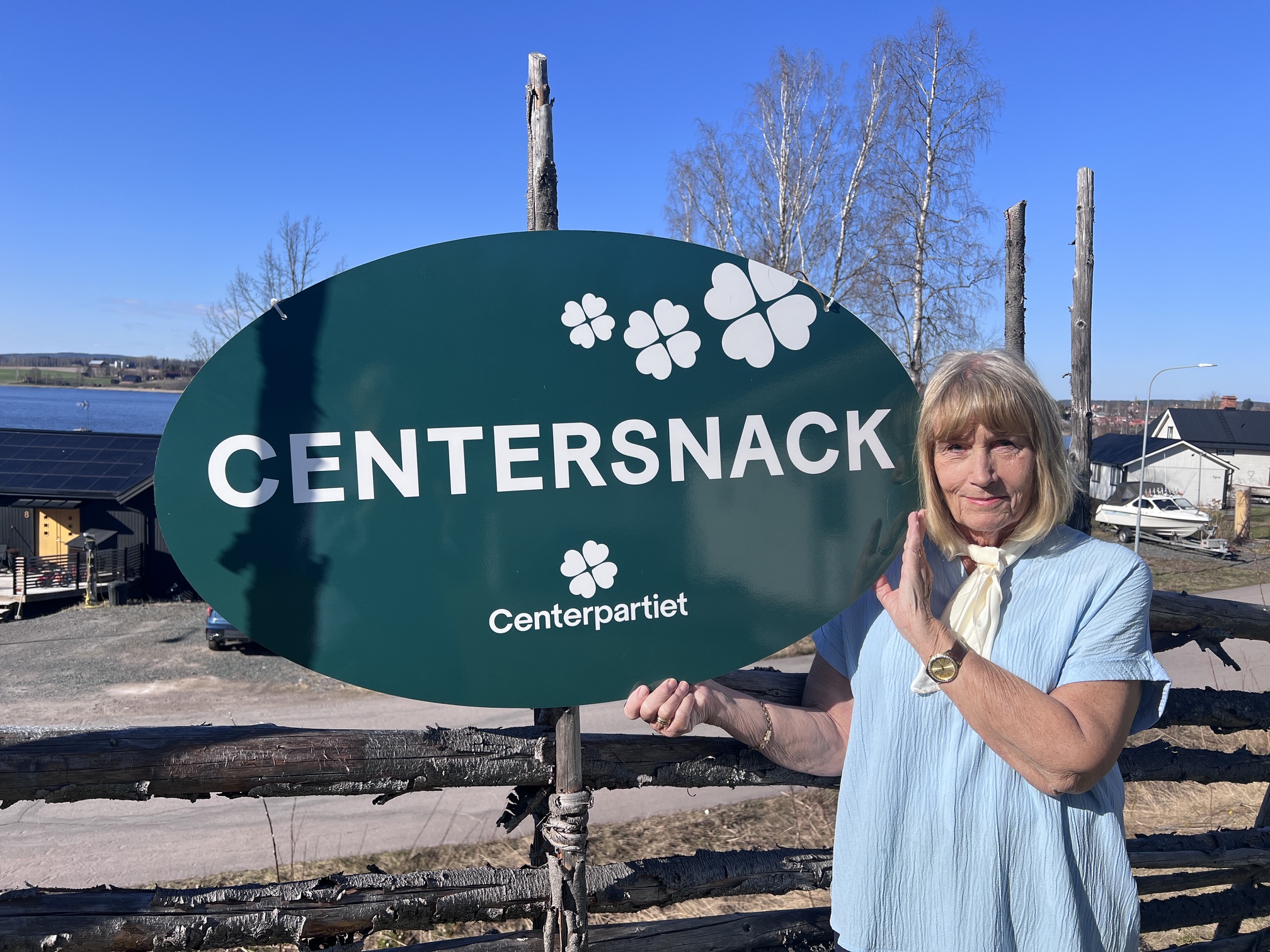 Lillemor Gunnarsson håller upp skylten med "Centersnack".