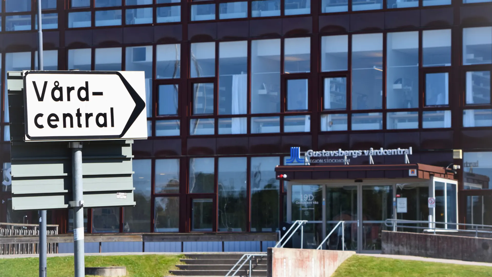 Bild på Gustavsbergs vårdcentral i Gustavsberg, Värmdö. Trafikskylt med texten vårdcentral.