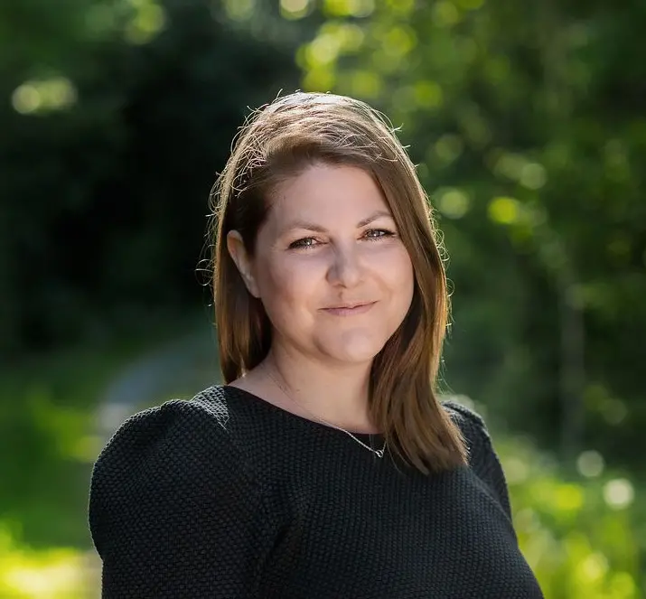 Elisabeth Svensson Agerbjer framför Katrinebergs folkhögskola