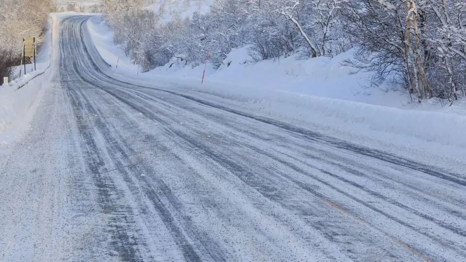 Landsväg med snö och plogpinnar