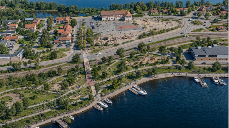Visionsbild av Det aktiva torget i Mora med rörelsepark, utegym, lekytor och multifunktionsyta på Strandenområdet samt ett tydligt stråk till Kajen vid Siljan.