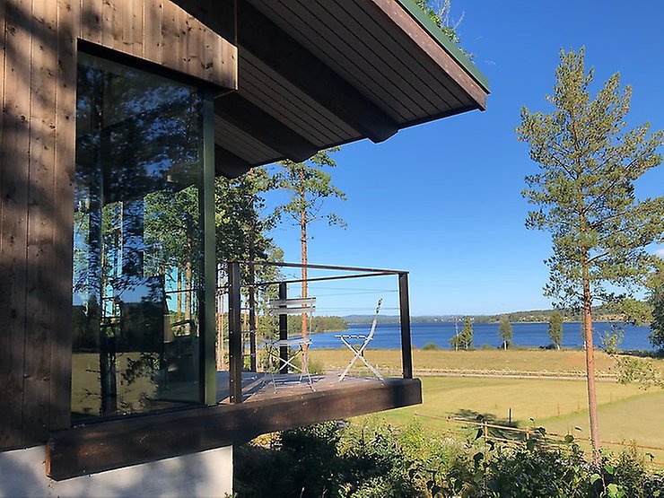 Foto från Vika i Falun. Husknut med landskap i bakgrunden.