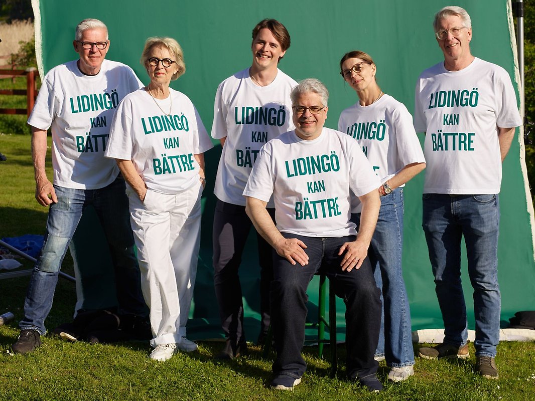 Gruppbild på kandidater för Centerpartiet med tröjor med texten Lidingö kan bättre.