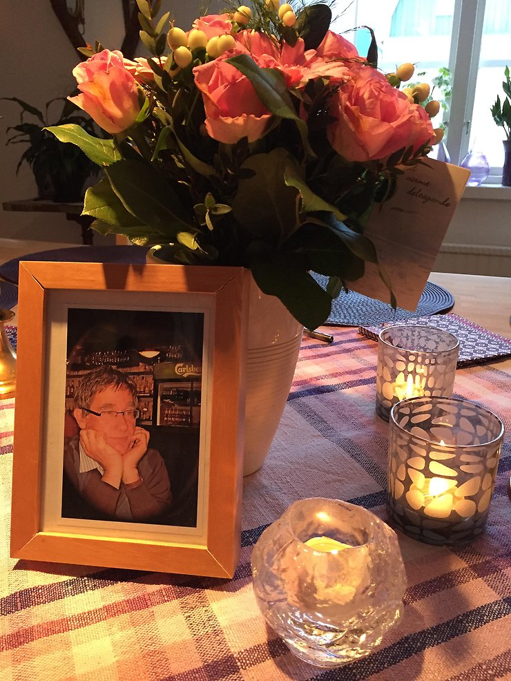 Foto på Bernt Andersson, med en bukett rosor och ljus intill.