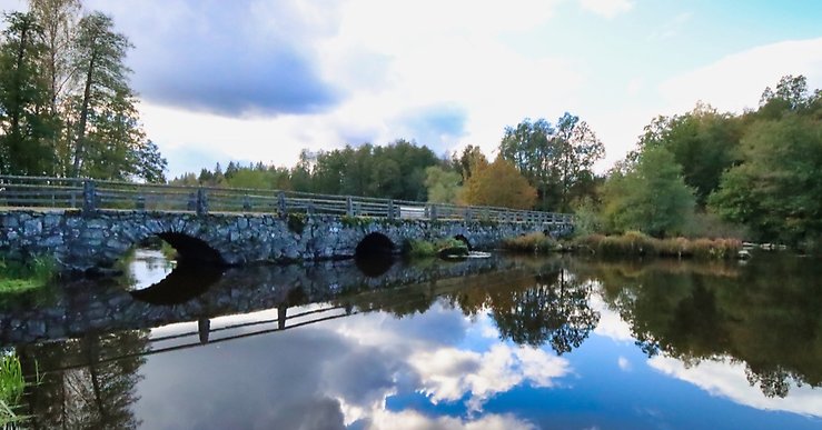 Stenvalvsbron i Blidingsholm, uppförd i början av 1800-talet – en bro som ägs av Tingsryds kommun och där Tingsryds kommun nyligen har restaurerat ålfiskeplatserna, så kallat värmane. Ett projekt som medfinansierats av LONA-projekt från Länsstyrelsen och med kulturvårdsbidrag.