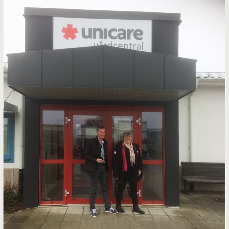 Stefan och Anki står utanför Vårdcentralen Hansahälsan