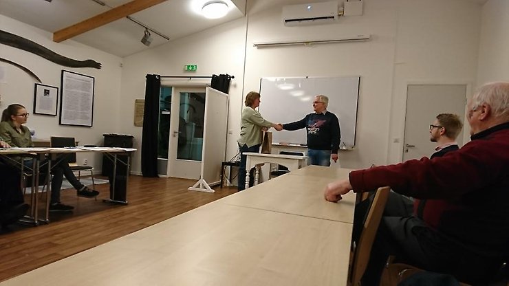 Ordförande Monica Andersson tackar Claes-Göran Strömvall