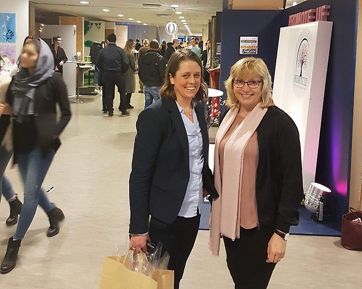 Gabriella Hammarskjöld och Eva Nypelius på mässan för ung företagsamhet