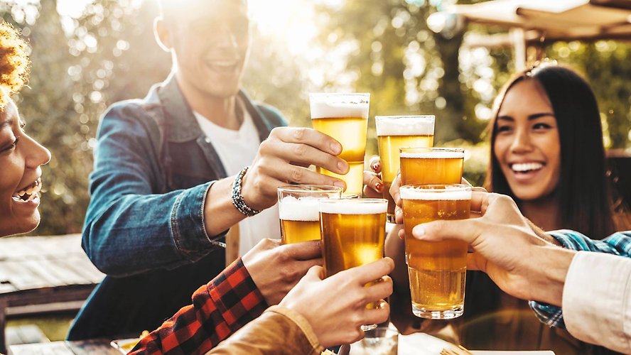 Glada människor skålar i alkohol