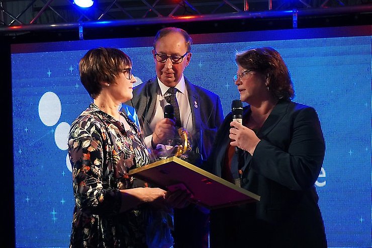 Anne Sténs tar emot priset för årets företagande kvinna från Maria Olofsson och Ulf Eriksson.