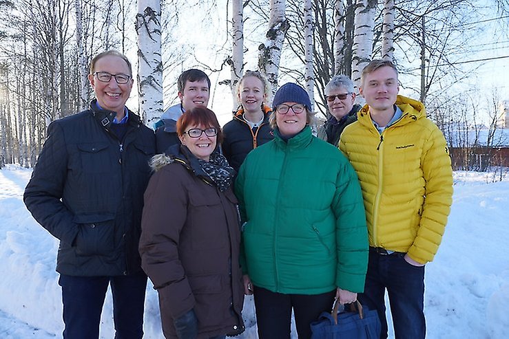 En gruppbild med vinterklädda Centerpartister framför björkar i snö. Ulf, Erik, Hanna, Anders, Mie, Sofia och Fredrik