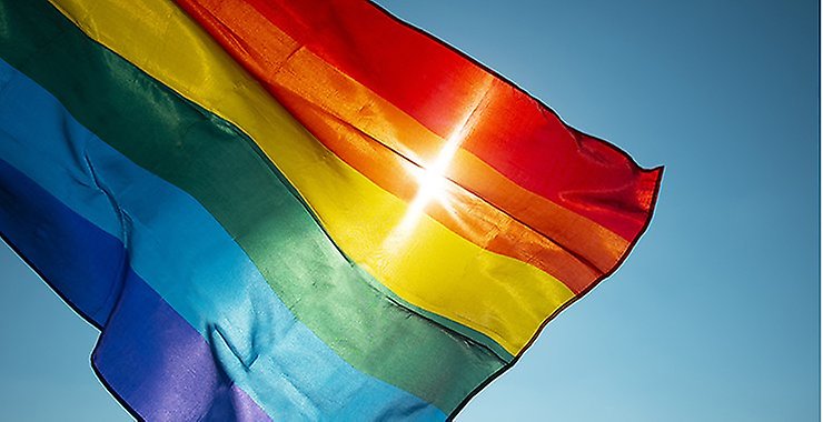 Pride-flaggan vajar i vinden