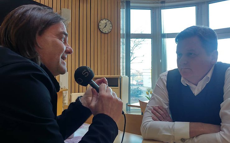 Peje Johansson från P4 Kronoberg intervjuar Per Schöldberg på Pers första uppdrag som nybliven riksdagsledamot.