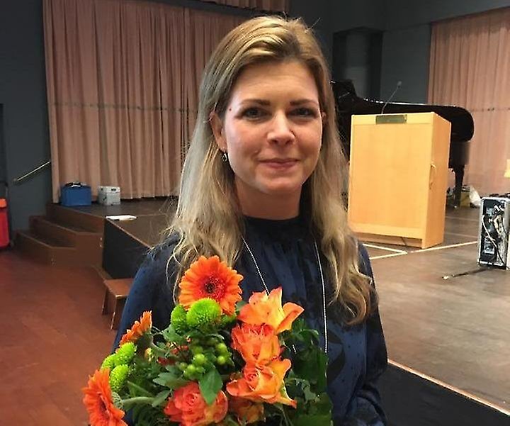 Sofia Jarl med en blombukett efter valet till landstingsråd