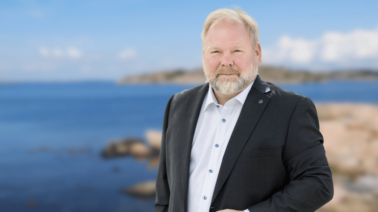 Kollagebild, Mattias Larsson framför suddig bild av skärgård