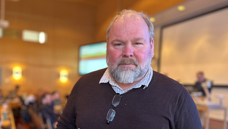 Mattias Larsson i kommunfullmäktigesalen